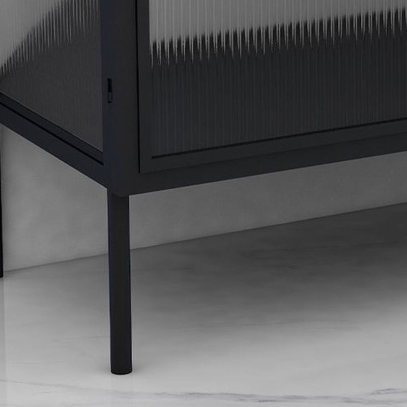 Sidetemporanea della casa con la casa con la casa con porte di vetro con porta di vetro