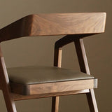 Eigentijdse keuken dineren fauteuil houten kant eetstoelen in bruin