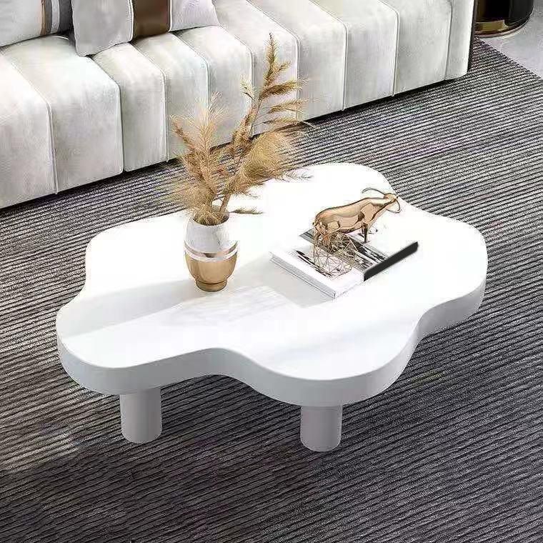 Table basse scandinave de forme libre avec 3 pieds en bois de pin