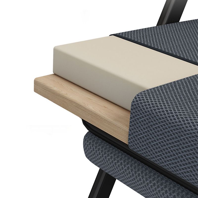 Moderne en eigentijdse standaardrecliner in stalen basis met hoofdsteun