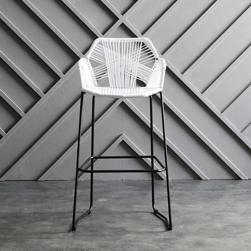 スカンジナビアのプラスチックラタンバースツールアーム付きバケツスツールの金属脚