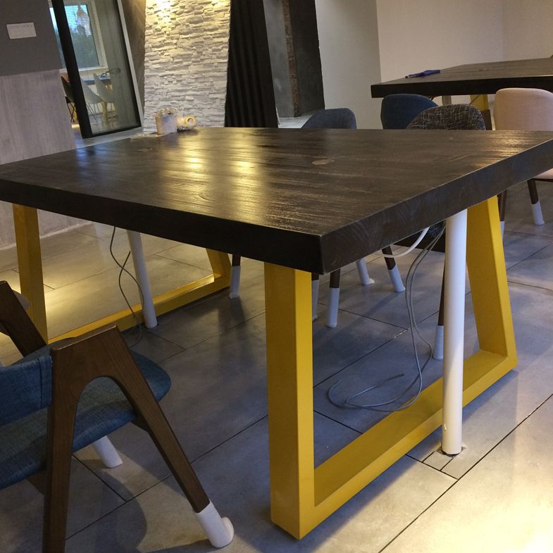 Mesa de metal industrial de la mesa interior de la mesa de madera de pino con base de trineo