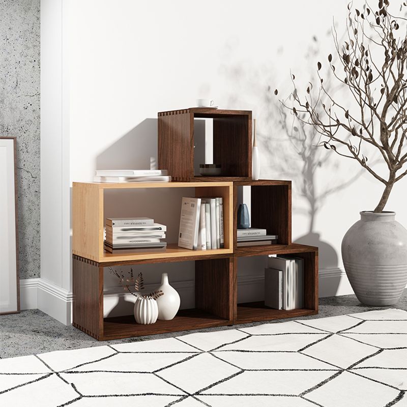 Zeitgenössisches Bücherregal mit offener Rückseite aus massivem Holz in Würfelform für das Büro