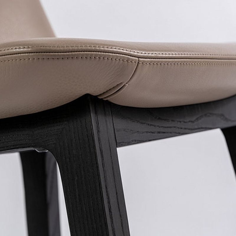 Taburete de bar de cuero con respaldo para mostrador Bristol con patas de madera