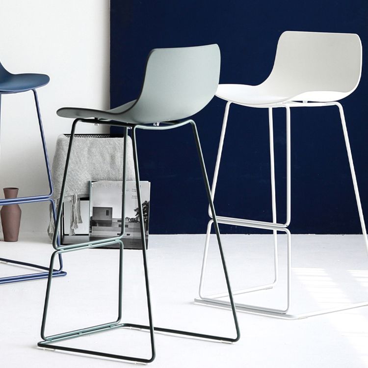 Sgabelli da bar in plastica bassa di plastica senza braccio contemporanea con base di metallo