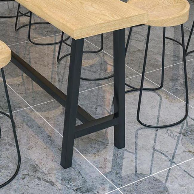 Eigentijdse pubtafel op barhoogte, massief houten tafel op tegenhoogte