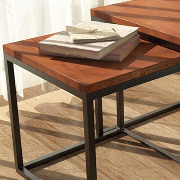 Set di tavolini da caffè nidificante scandinavo con top in legno massiccio e base di ferro
