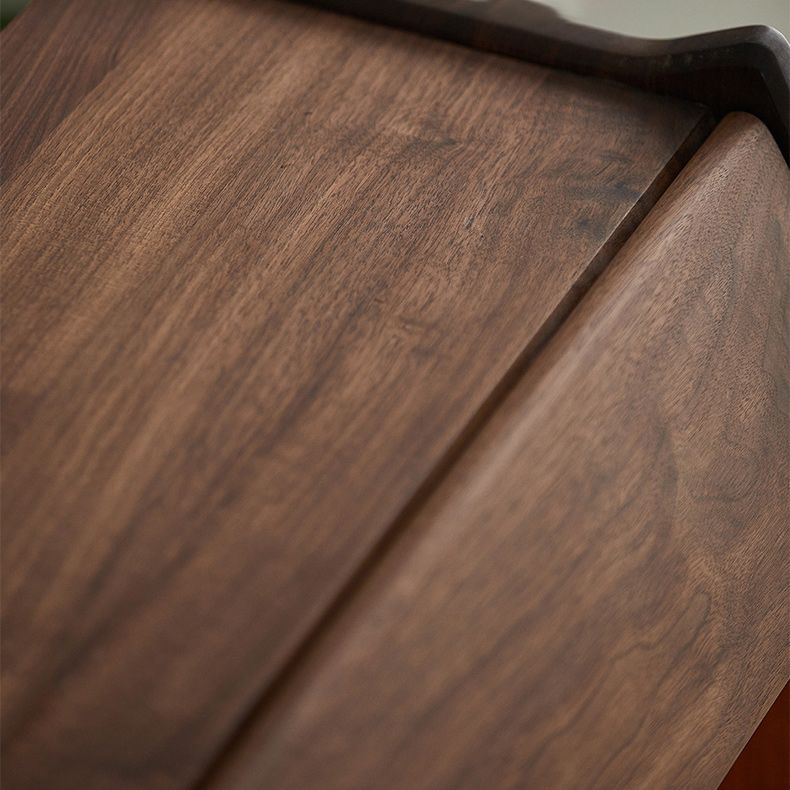 Accento moderno della metà del secolo Armadietto in legno massiccio con ripiani