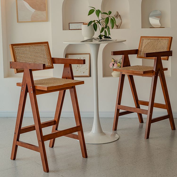 Eigentijdse lage rug vast hout gewapende barkruk met voetsteun