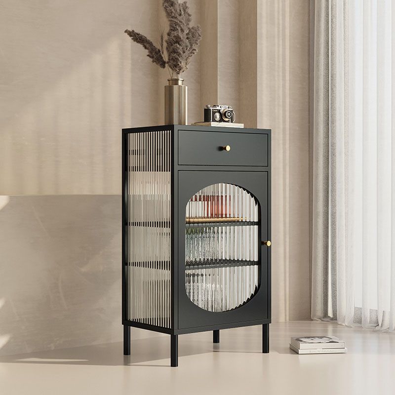 Serveur de restauration intérieure moderne avec portes en verre.