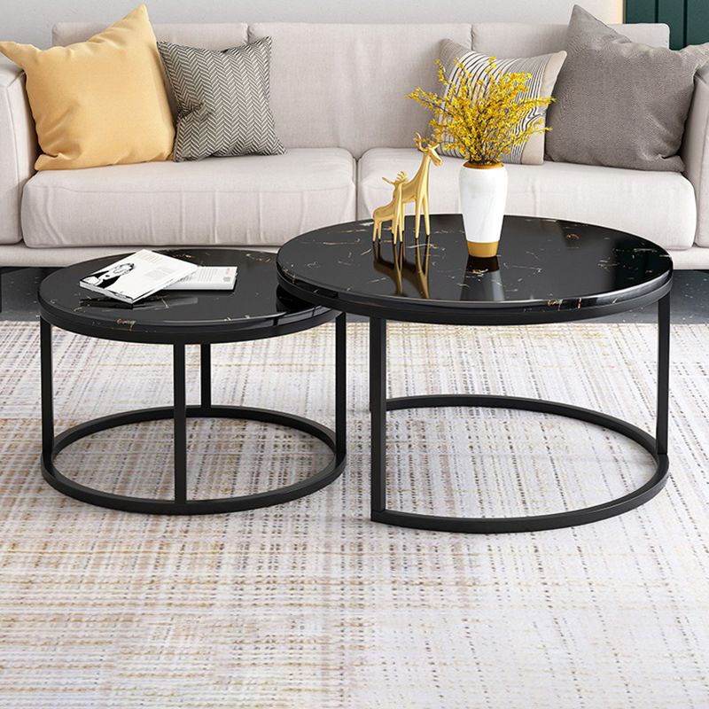 Ensemble de table basse gigogne avec plateau en marbre Glam, plateau rond et base en fer