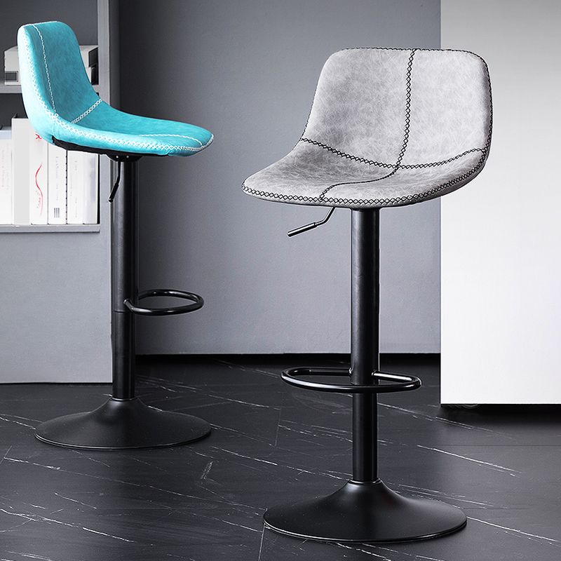 Eigentijdse metalen barkruk lage rug faux lederen barkrukken in matte afwerking thuis