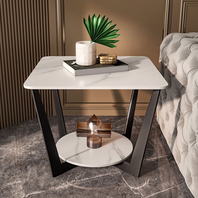 Mesa de pizarra cuadrada de las patas cruzadas contemporáneas con estante