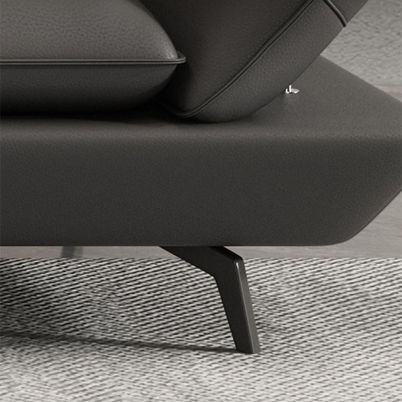 Schwarzes Sofa mit ausgestellten Armlehnen. Zeitgenössisches Standardsofa für das Wohnzimmer