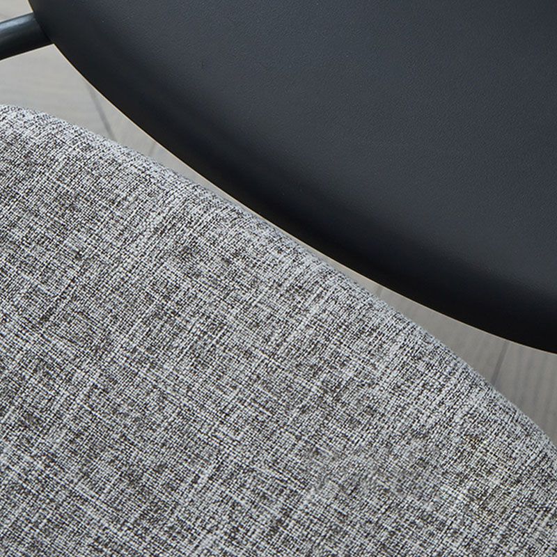 Silla de plástico de brazo tapizado moderno con base de metal para restaurante