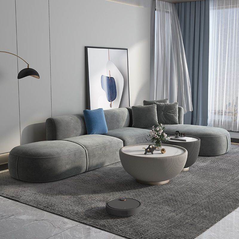 Canapé-gris léger scandinave vers le bas avec des bras et coussins encastrés