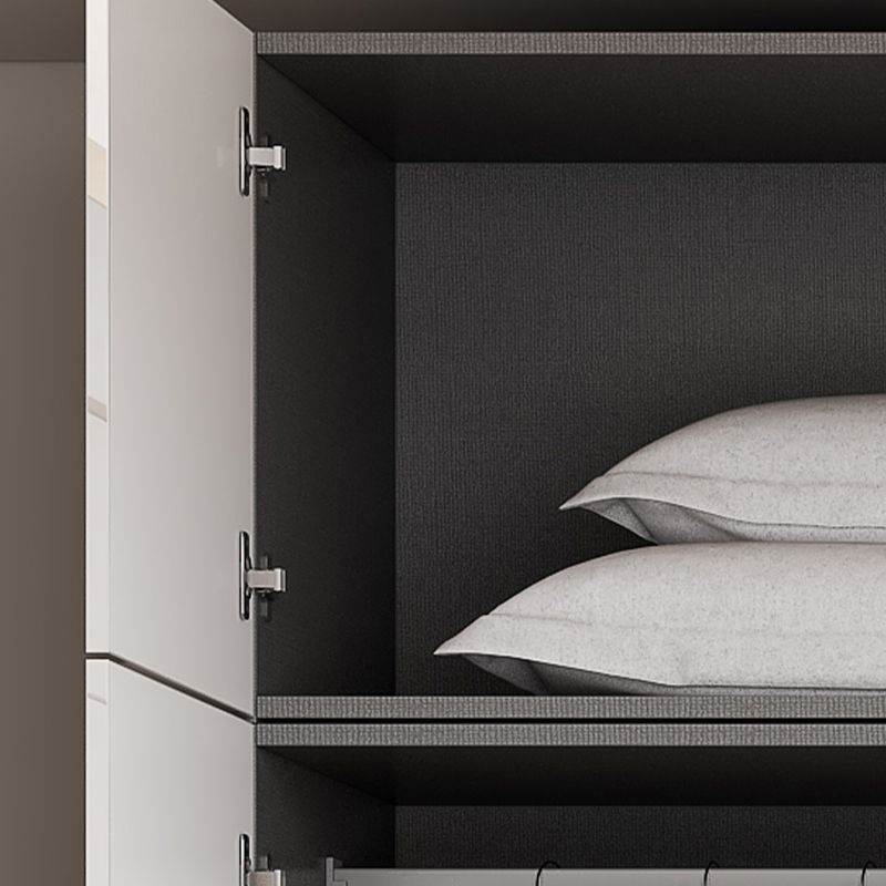 Witte verflicht luxe houten garderobe met planken en schuifdeur