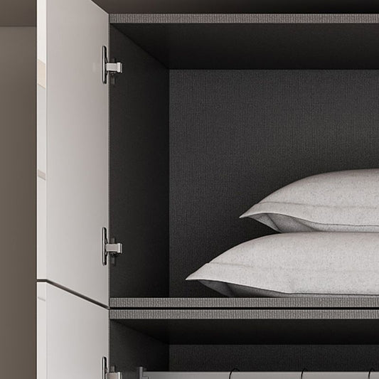 Witte verflicht luxe houten garderobe met planken en schuifdeur