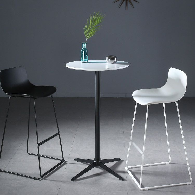 Sgabelli da bar in plastica bassa di plastica senza braccio contemporanea con base di metallo