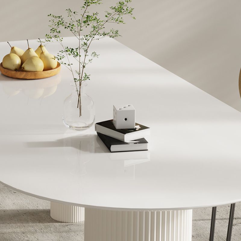 Eettafel met stenen blad in vrije vorm voor thuis, eigentijdse witte dinettetafel