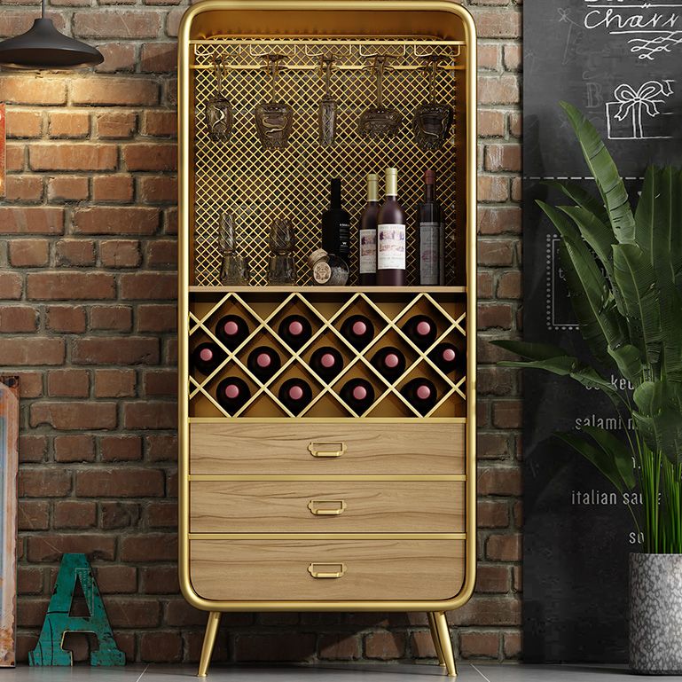 Bouteille de vin au sol industriel et rack de verre en métal.