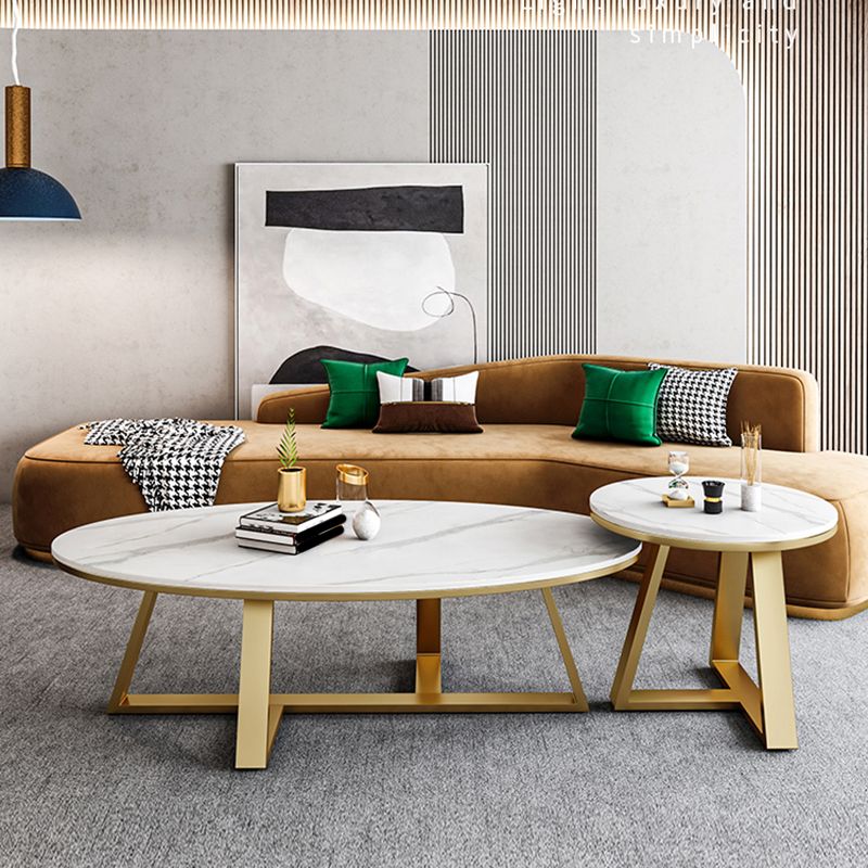 脚のコーヒーテーブルラウンド/楕円形のカクテルテーブルは金/黒い脚