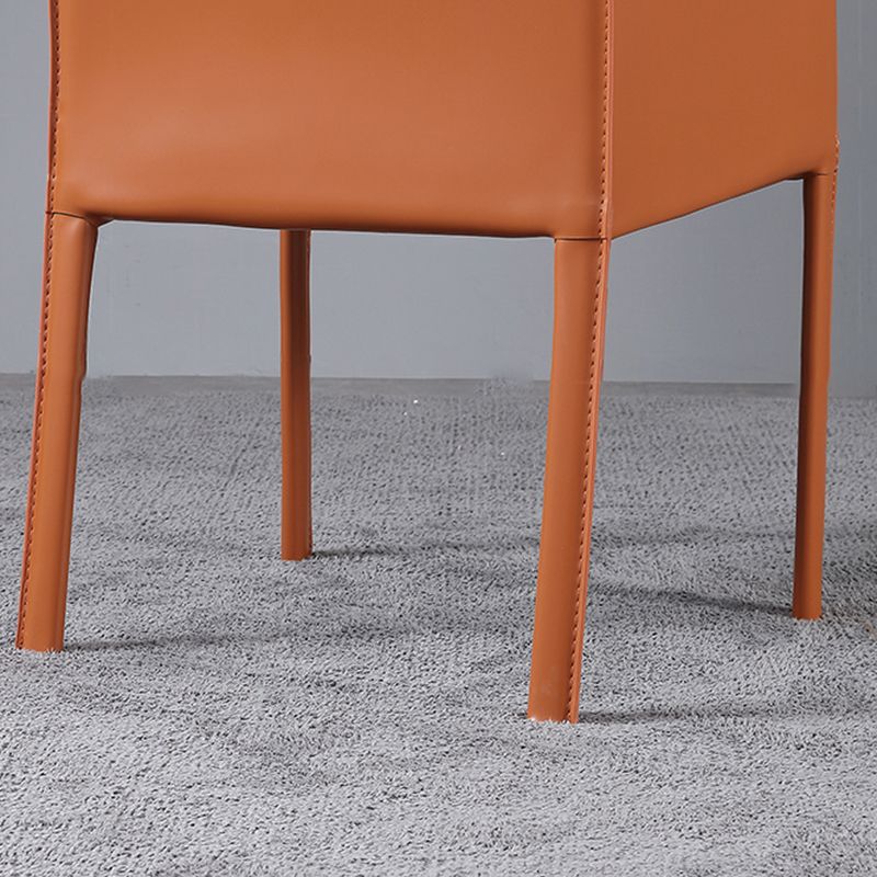 Chaise de bras moderne en cuir chaise à manger intérieure avec base en métal