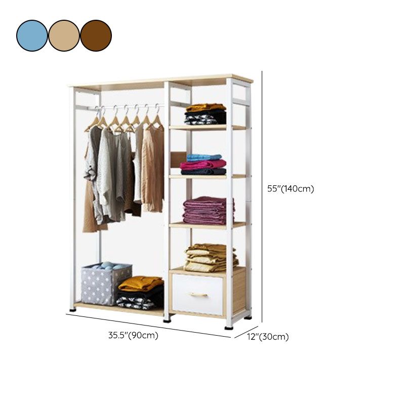 Rack de manteaux en bois blanc.