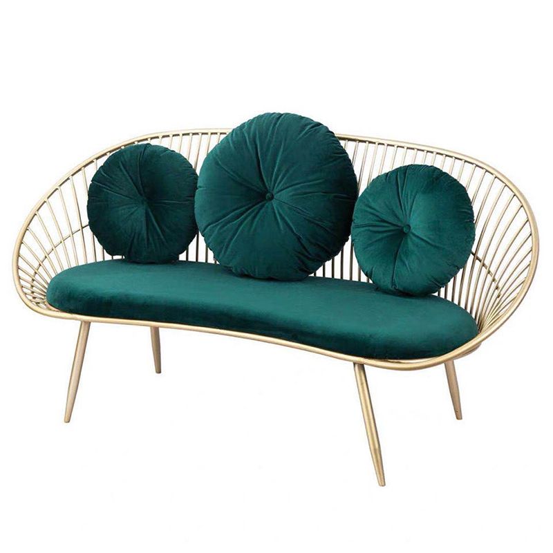 Canapé de bras en pente moderne dans un canapé à cadre en métal doré avec 3 oreillers