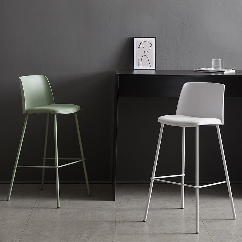 Taburete de bar de cuero de PU de estilo moderno, taburete de bar con asiento cuadrado y patas de metal