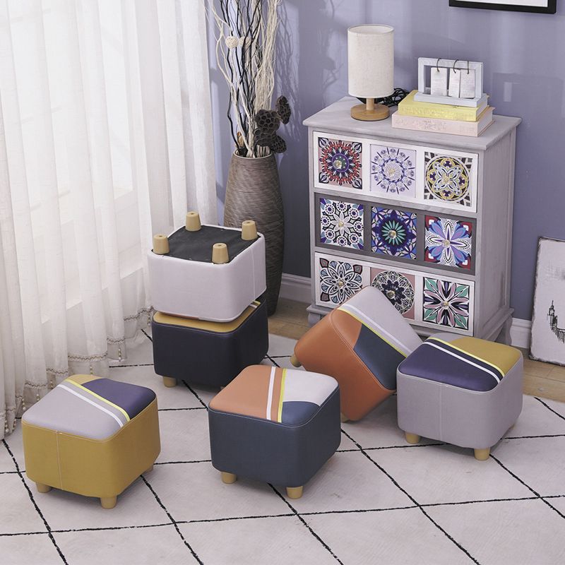 Zeitgenössischer Pouf Ottomane Stoff gepolstertes Flickwerk Massive Holzrahmen quadratische Ottomane