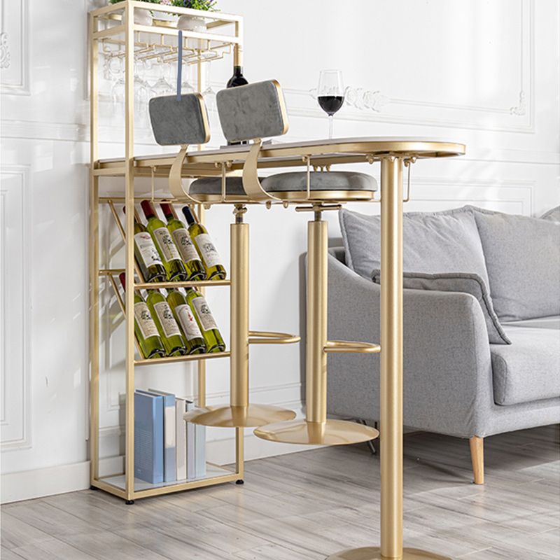 Soggiorno altezza pub altezza tavolo da pranzo in pietra e tavolo da bistrot metallico con portaoggetti