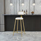 Tabouret de comptoir à dos de dos glamour tabouret de bar en fer avec coussin en velours et pédale pour la cuisine