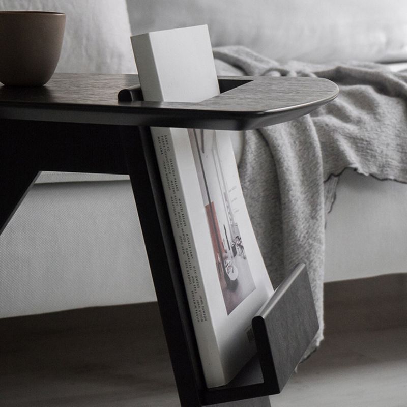 ソリッドウッドアブストラクトサイドテーブルナチュラル/ブラック22.44インチ幅のエンドテーブル