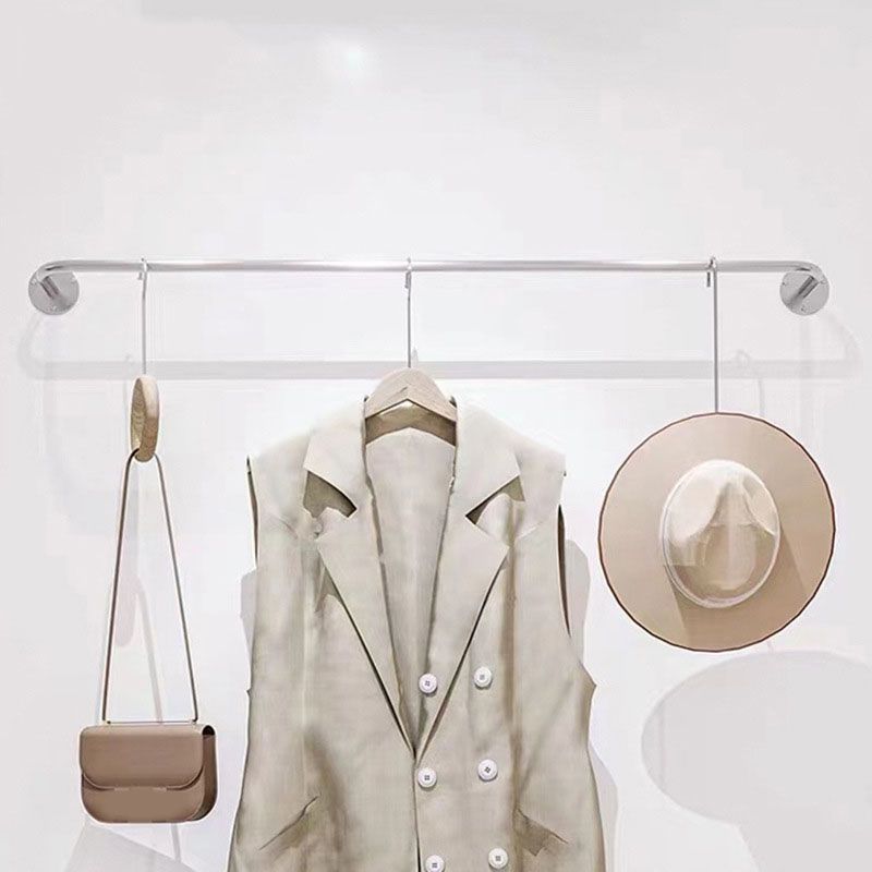 Moderne Kleiderbügelmauer mit Edelstahlbedeckung in Silber montiert