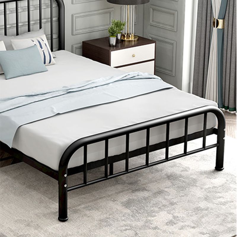 Metal de estilo moderno en cama de listones en blanco/negro con cabecera