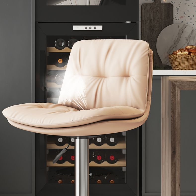 Sgabello da bar in pelle di altezza regolabile scandinava