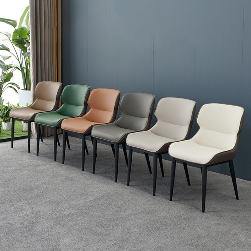 Chaise de finale finale mate avec jambes noires chaise latéral contemporaine pour salle à manger