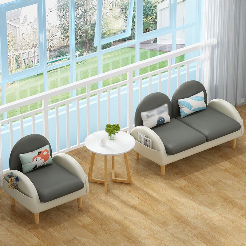 Divano retro con cuscino in pelle finta con spazio per soggiorno e appartamento