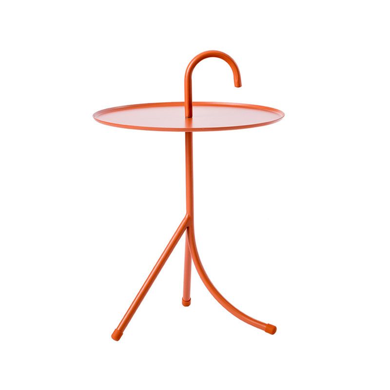 Table d'appoint en métal rond avec une base de 3 jambes dans un style moderne médiéval