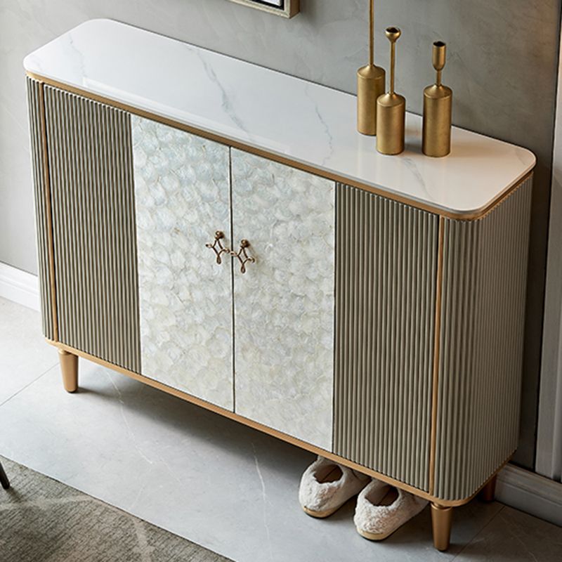 Gli armadietti della credenza glam includevano supporto a buffet con spazio per la sala da pranzo