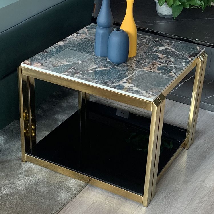 棚付きの石の上端テーブルグラムフレームソファのサイドテーブルリビングルーム