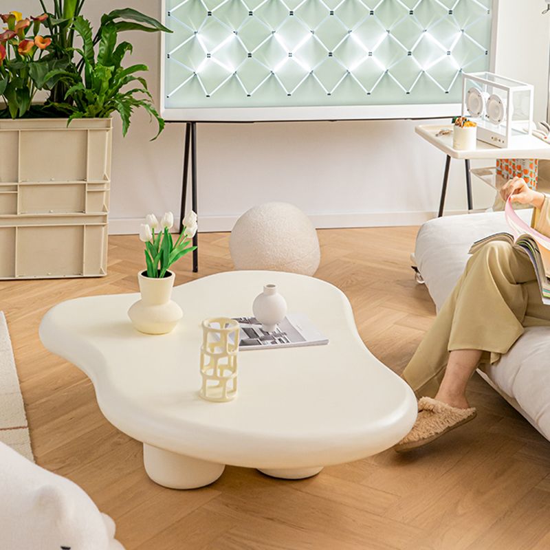 Set di tavolini scandinavi con 4 gambe e tavolino da top geometrico