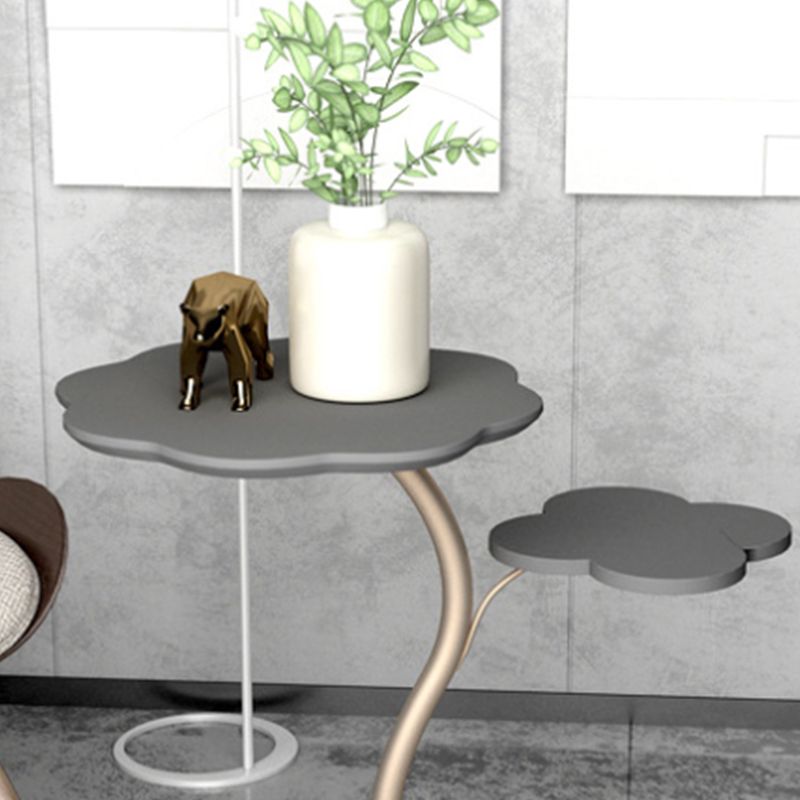 収納台座のサイドテーブルを備えたモダンリビングルームダブルティアラウンド