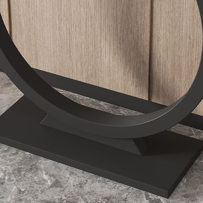 Akzenttisch im Glam -Stil mit Sockelbasis und Marmorrechteck oben