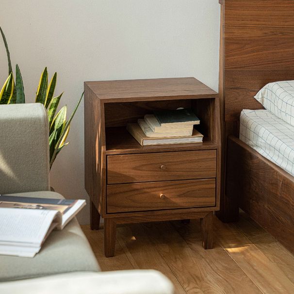 Les tiroirs traditionnels comprenaient une table de nuit à table d'accent 24 "de haut avec les jambes