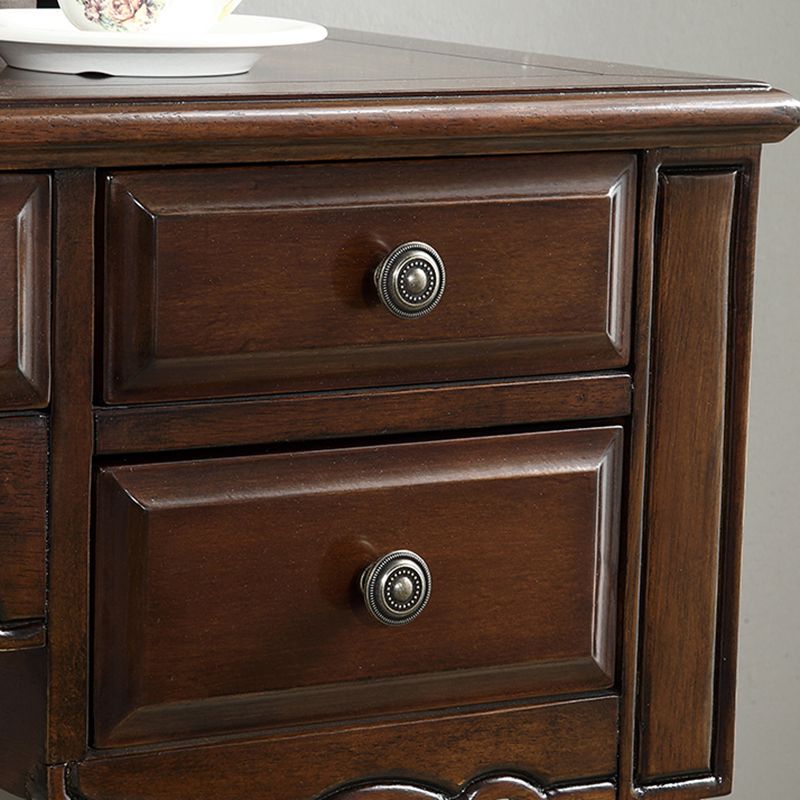 Traditionele make -up ijdelheid in bruine rubberen houten kaptafel