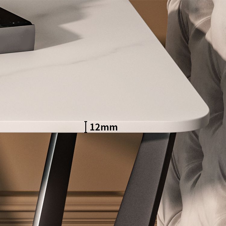 Mesa de pizarra cuadrada de las patas cruzadas contemporáneas con estante