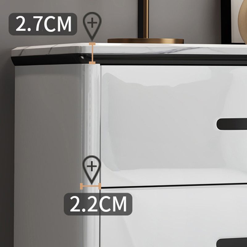 黒い足のある現代の石の貯蔵箱の寝室の白い胸