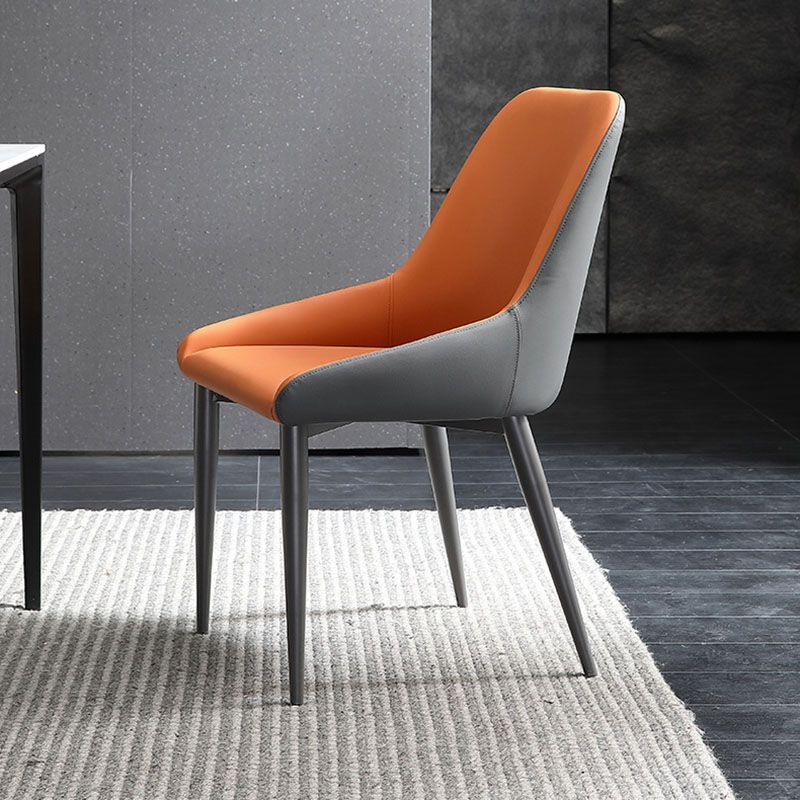Silla de comedor de cuero moderna silla parsons con patas de matal en acabado mate para casa